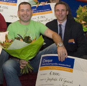 Joland Thijssen met de gewonnen cheque