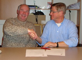 De voorzitter wenst de nieuwe trainer succes
