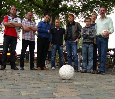 De hoofdsponsor met leden van de organisatie