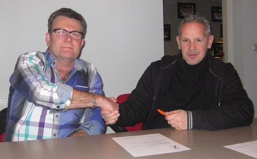 De voorzitter wenst de nieuwe trainer succes