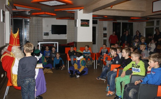 Sinterklaas bij jeugd VV Gassel / 27 november 2013 / foto 4