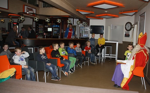 Sinterklaas bij jeugd VV Gassel / 27 november 2013 / foto 5