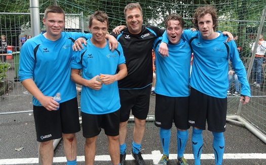 De winnaars van het straatvoetbaltoernooi 2014