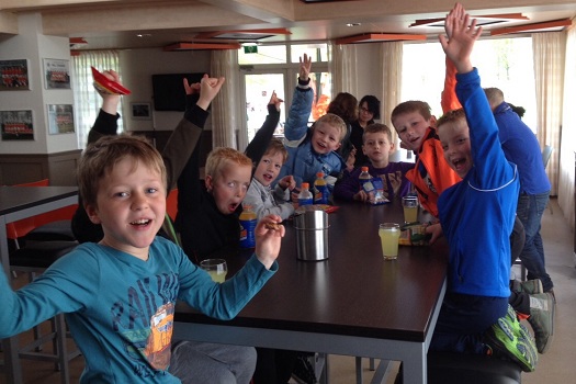 Traktatie spelers Gassel F2 na duel op 25-04-2015