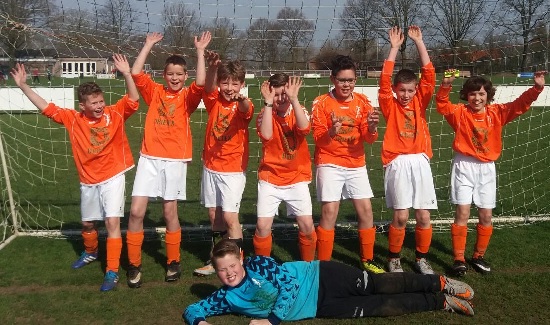 Juichende spelers Gassel E1 na 2-3 uitzege op SVS E1