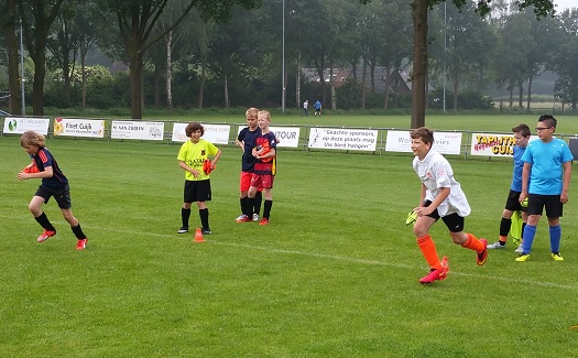 Voetbalclinic jeugd VV Gassel / 04 juni 2016 / foto 3