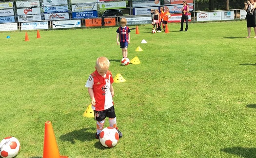 Voetbalclinic jeugd VV Gassel / 04 juni 2016 / foto 8