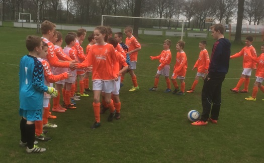 Handen schudden voor aanvang Gassel JO11-2 - Gassel JO11-1