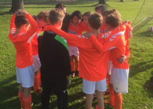 Trainer/coach Erik van Boekel pept het team op voor de wedstrijd