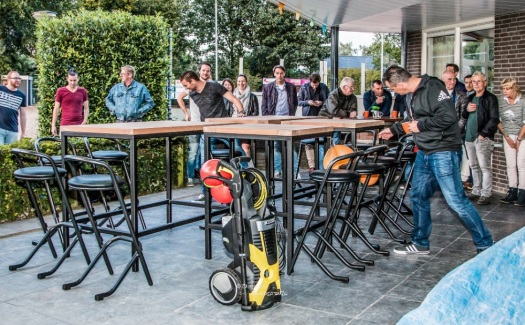 Het nieuwe terrasmeubilair en de nieuwe hogedrukspuit