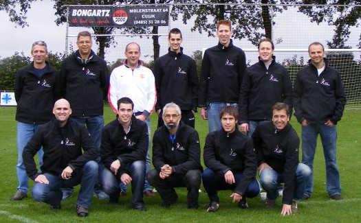Nieuwe jassen jeugdleiders VV Gassel - foto 1